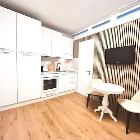 Bright Tiny - Shared Pool & Sauna - Free Parking - Air Condition Apartment