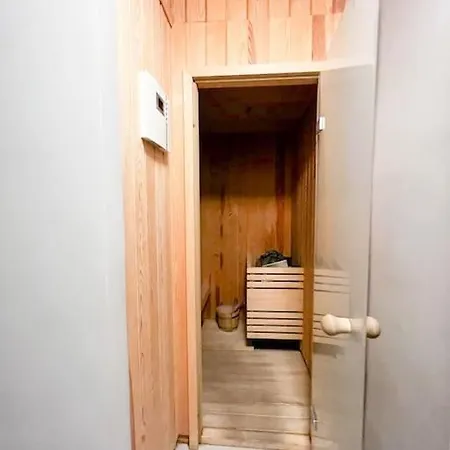 Bright Tiny - Shared Pool & Sauna - Free Parking - Air Condition アパート