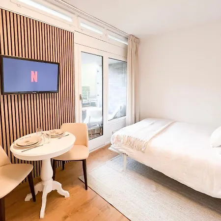 Bright Tiny - Shared Pool & Sauna - Free Parking - Air Condition アパート Muralto