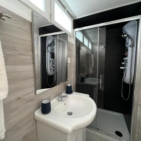 Bright Tiny - Shared Pool & Sauna - Free Parking - Air Condition アパート